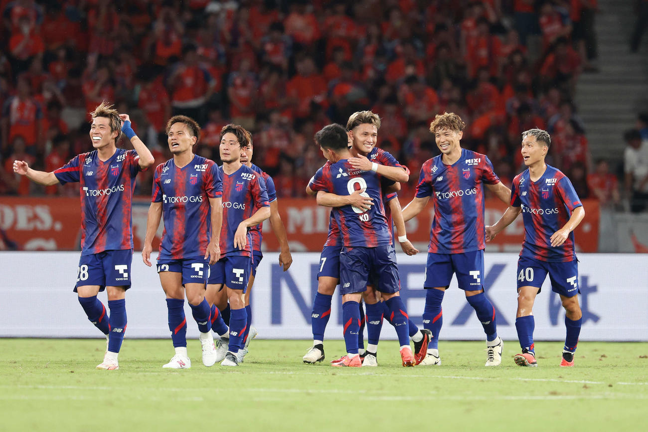 東京対新潟　勝利し笑顔の東京松木（中央）らイレブン（撮影・宮地輝）