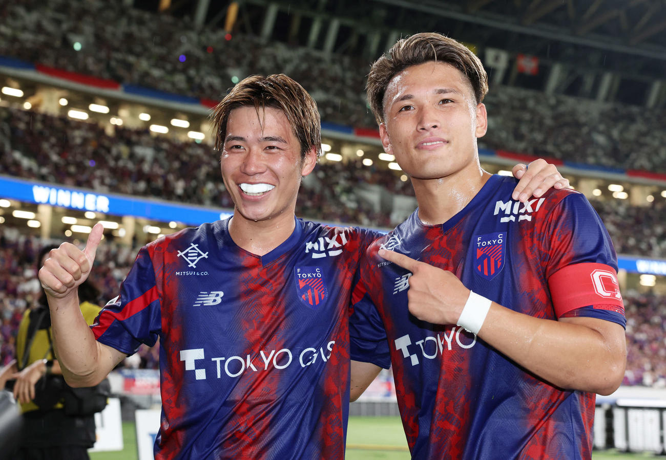東京対新潟　試合後、笑顔を見せる東京野沢零（左）と松木（撮影・宮地輝）