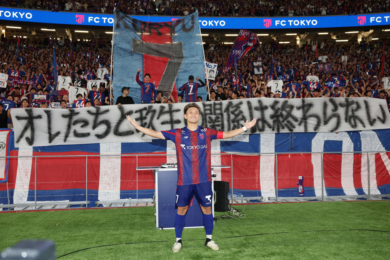 東京対新潟　試合後、サポーターを背に記念撮影する東京松木（撮影・宮地輝）