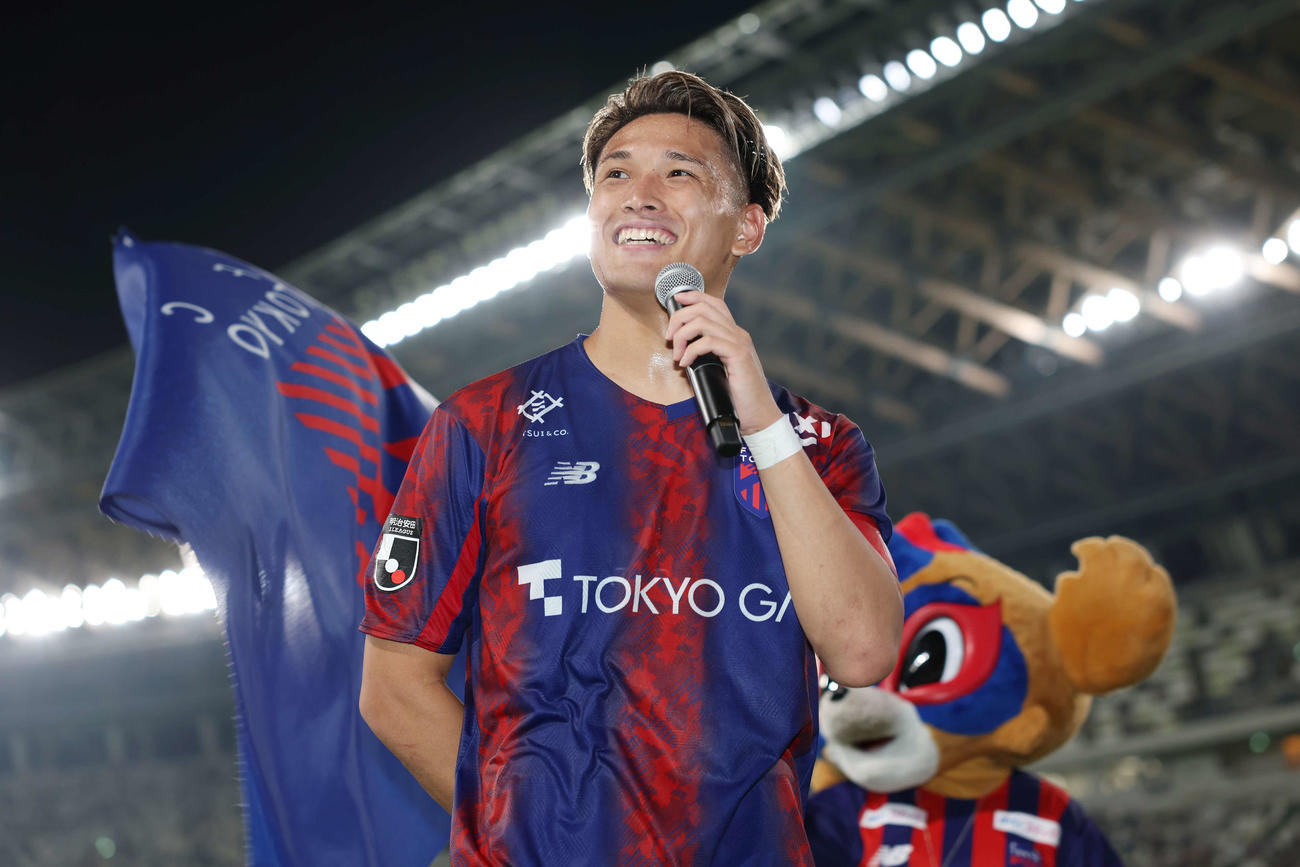 東京対新潟　試合後、サポーターに笑顔であいさつする東京松木（撮影・宮地輝）