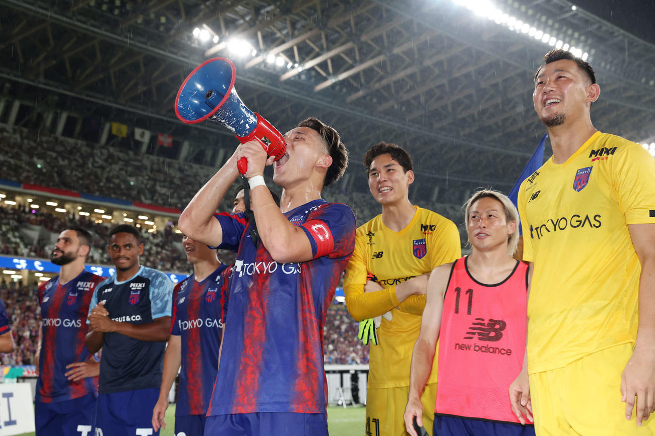 東京対新潟　試合後、サポーターと「YNWA」を歌う東京松木（中央）（撮影・宮地輝）