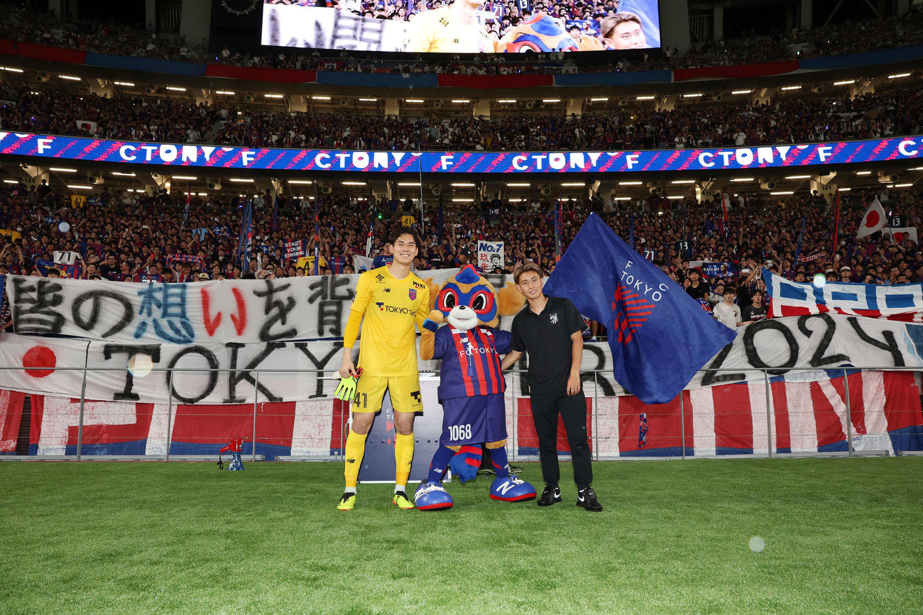 東京対新潟　試合後、東京ドロンパと記念撮影するパリ五輪U－23日本代表のGK野沢大（左）と荒木（撮影・宮地輝）