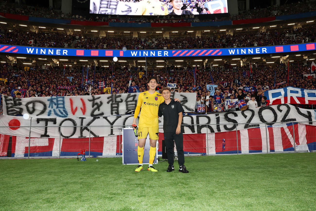 東京対新潟　試合後、記念撮影するパリ五輪U－23日本代表の東京GK野沢大（左）と荒木（撮影・宮地輝）