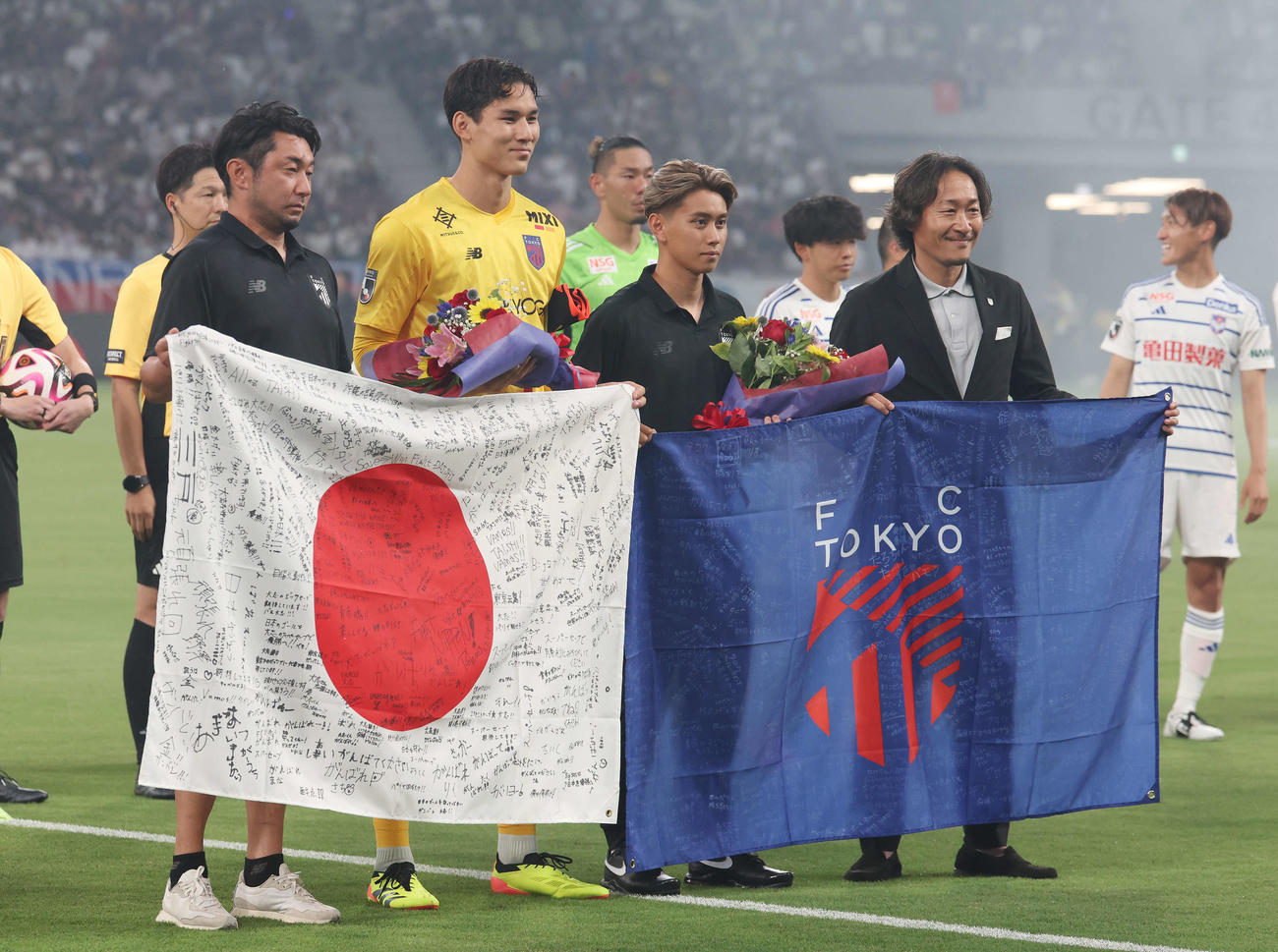 東京対新潟　試合前、梶山氏（左）と石川氏（右）から花束を受け取ったパリ五輪U－23日本代表の東京荒木（中央左）とGK野沢大（撮影・宮地輝）