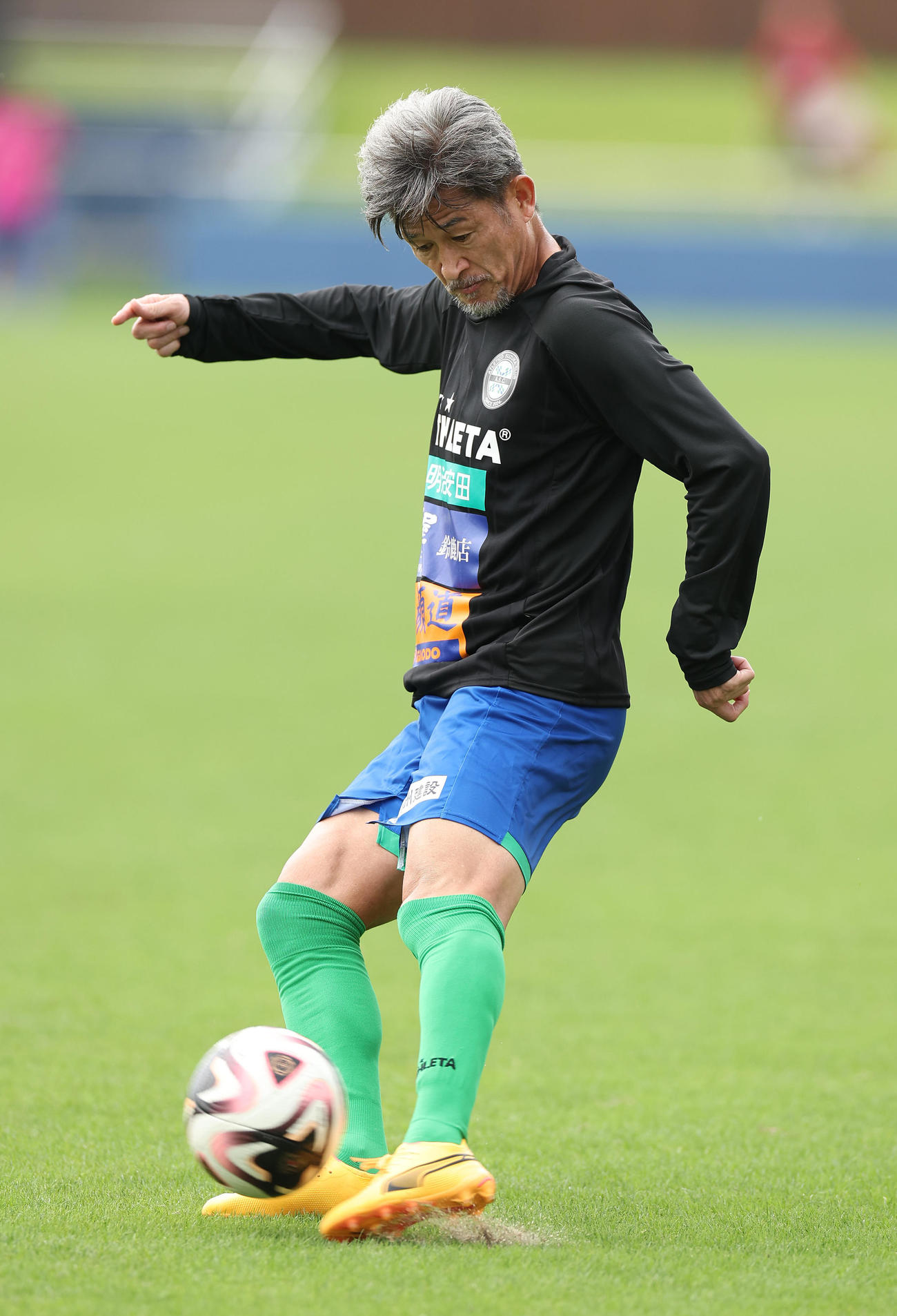 鈴鹿対V大分　試合前、ウオーミングアップを行うカズ（撮影・前田充）
