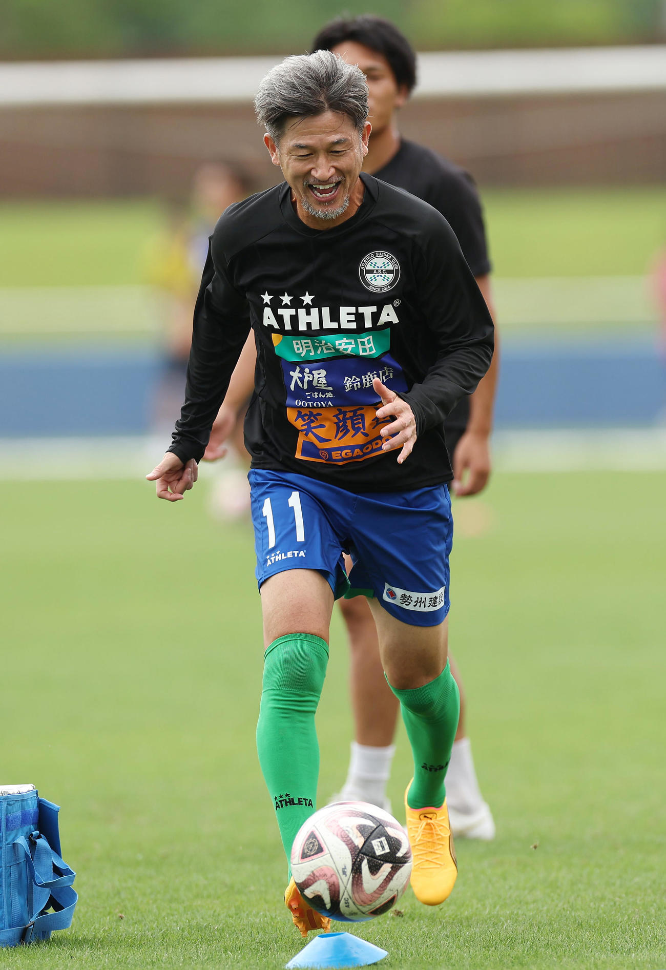 鈴鹿対V大分　試合前、ウオーミングアップを行うカズ（撮影・前田充）
