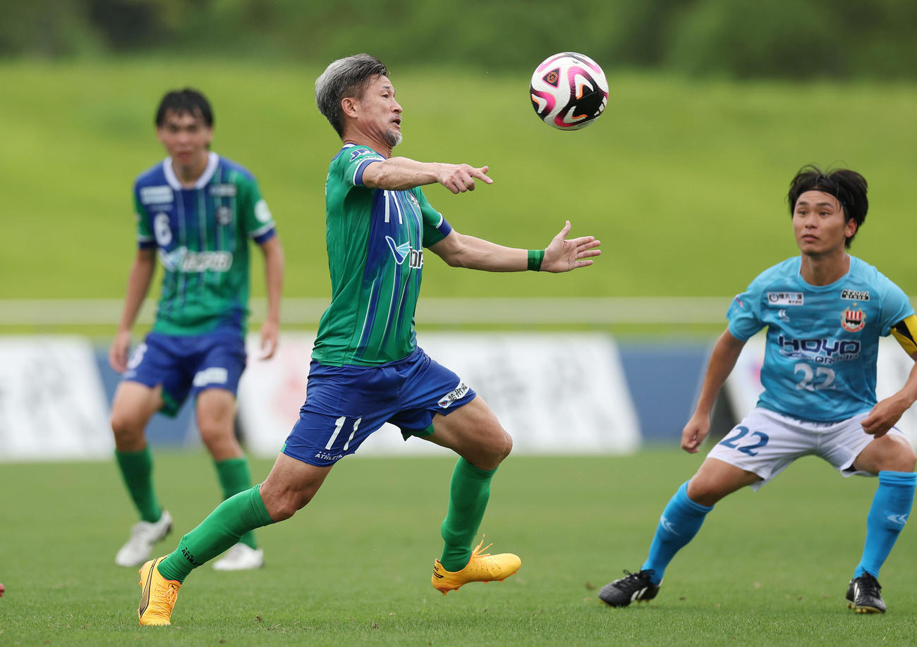 鈴鹿対V大分　後半、パスを受ける鈴鹿カズ（中央）（撮影・前田充）