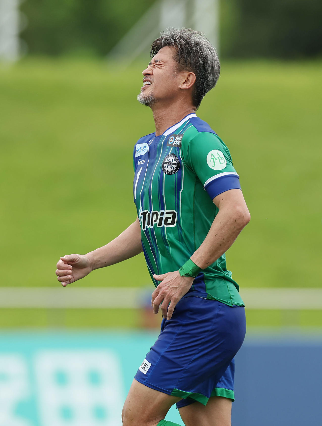 鈴鹿対V大分　試合に敗れ悔しがる鈴鹿カズ（撮影・前田充）