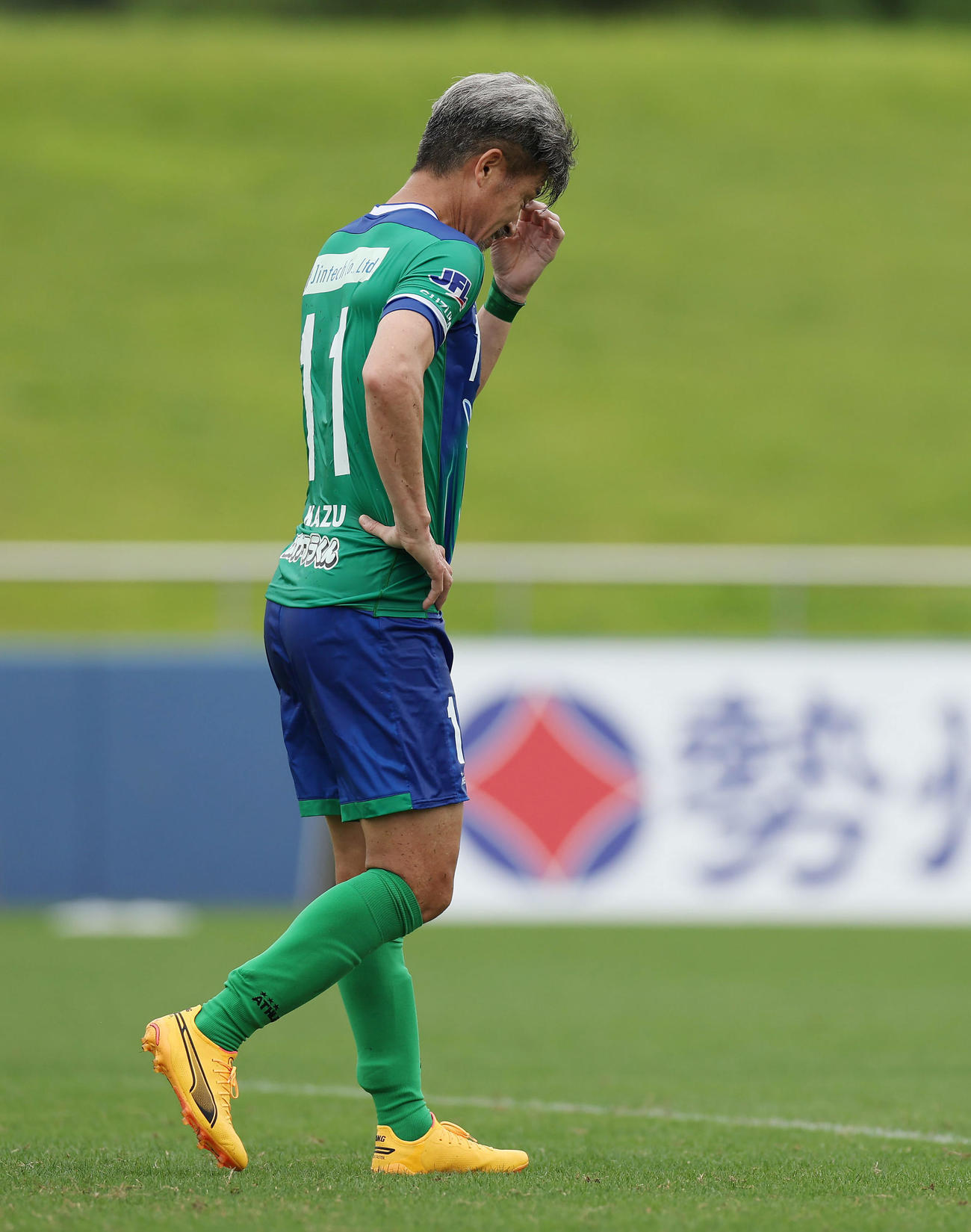 鈴鹿対V大分　試合に敗れ悔しがる鈴鹿カズ（撮影・前田充）