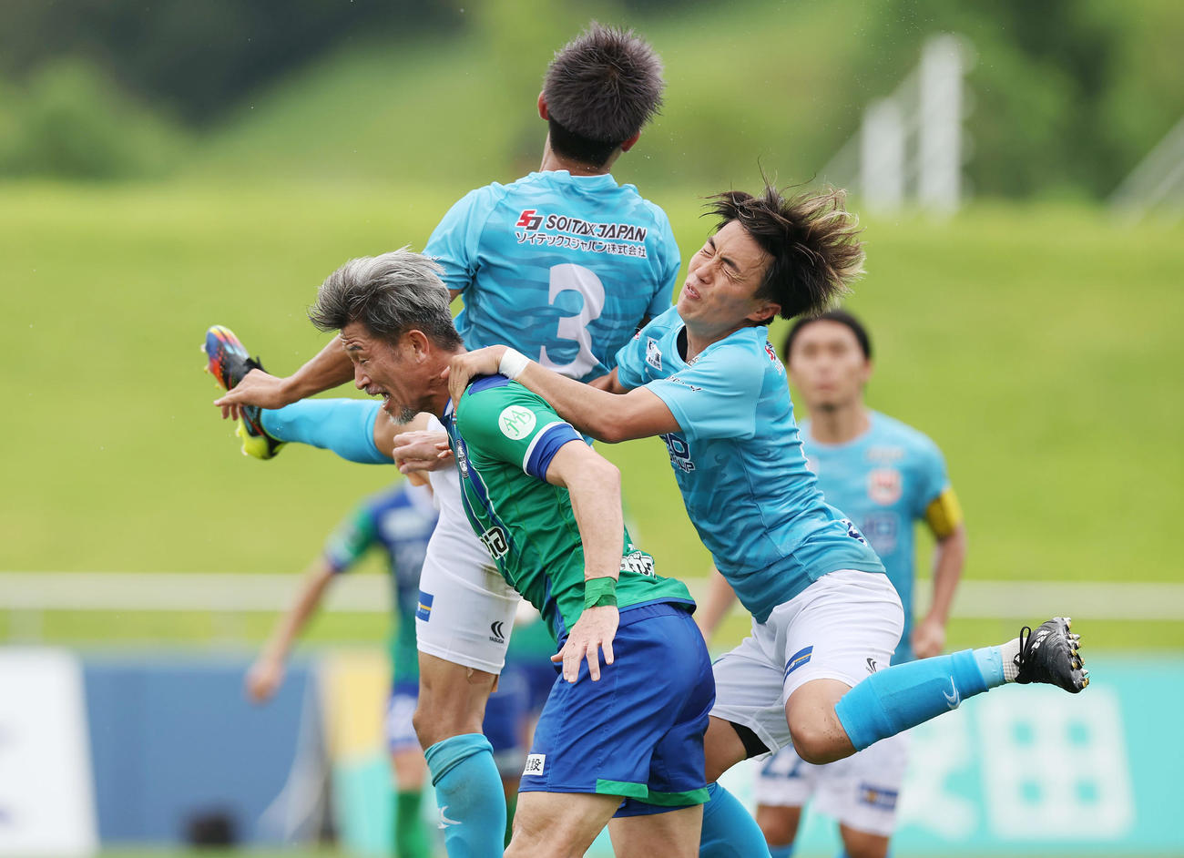 鈴鹿対V大分　後半、ゴール前で競り合う鈴鹿カズ（左）（撮影・前田充）