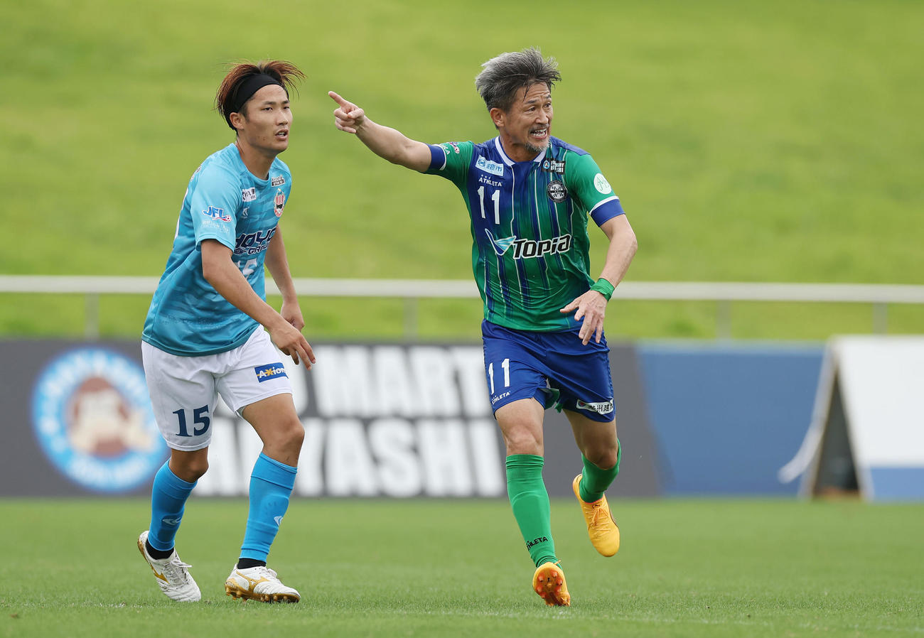 鈴鹿対V大分　後半、ゴール前にクロスを要求する鈴鹿カズ（右）（撮影・前田充）