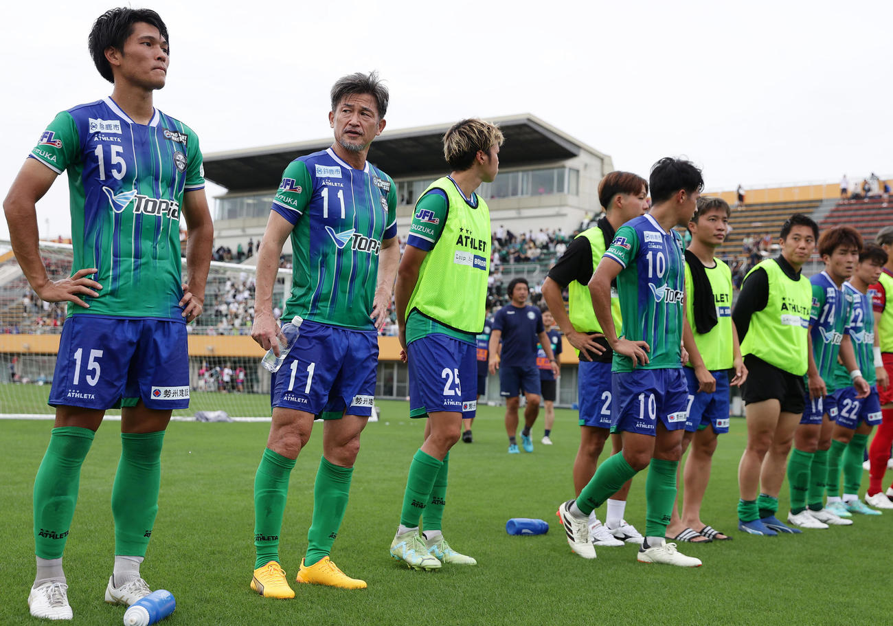 鈴鹿対V大分　試合に敗れ、悔しそうにサポーターにあいさつするカズ（左から2人目）ら鈴鹿の選手たち（撮影・前田充）