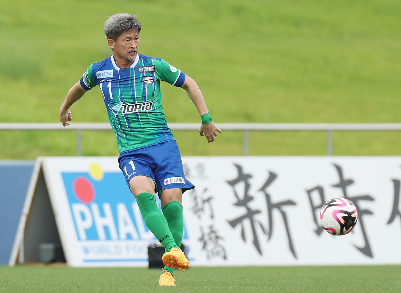 鈴鹿対V大分　後半、パスを出す鈴鹿カズ（撮影・前田充）