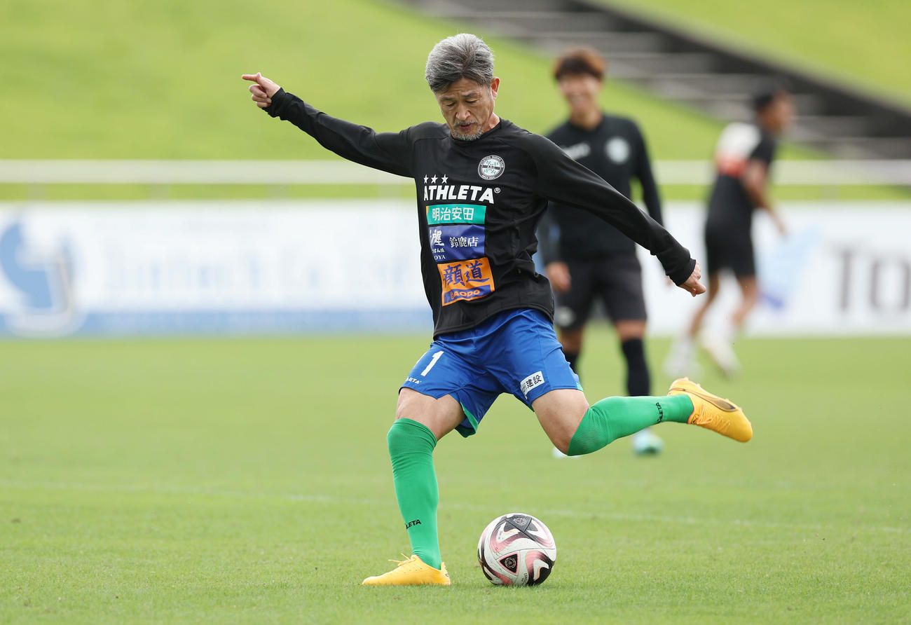 鈴鹿対V大分　試合前、ウオーミングアップを行うカズ（撮影・前田充）