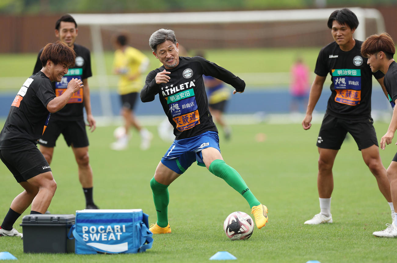 鈴鹿対V大分　試合前、ウオーミングアップを行うカズ（中央）（撮影・前田充）