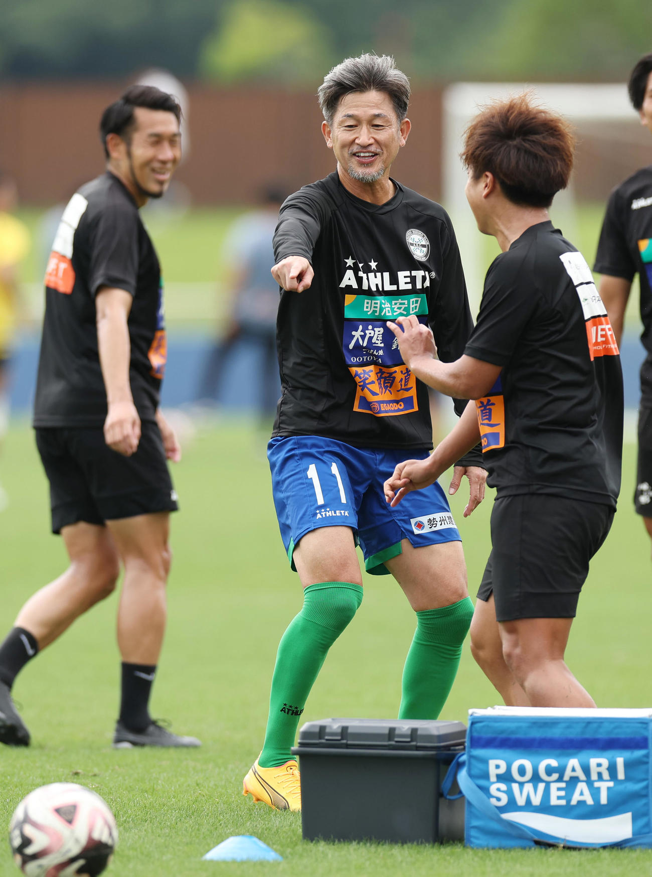 鈴鹿対V大分　試合前、ウオーミングアップを行うカズ（中央）（撮影・前田充）