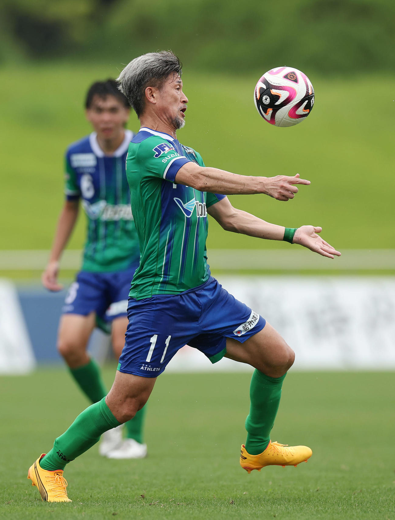 鈴鹿対V大分　後半、パスを受ける鈴鹿カズ（撮影・前田充）