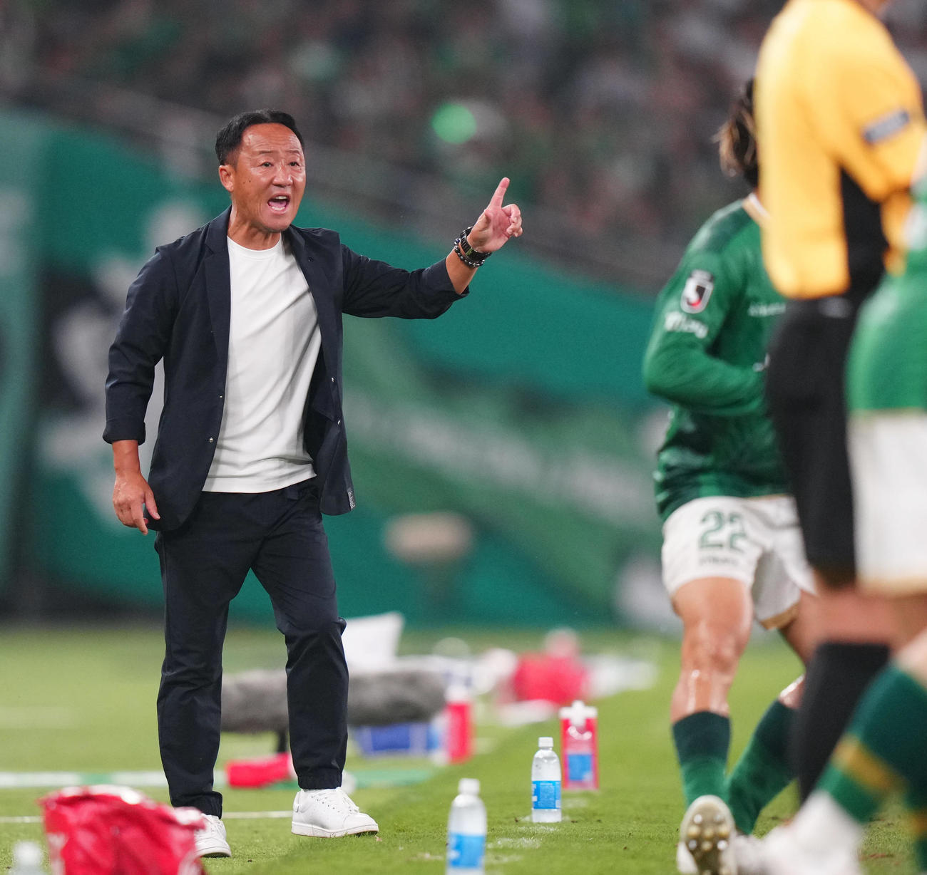 東京V対町田　後半、指示を出す町田の黒田監督（撮影・狩俣裕三）