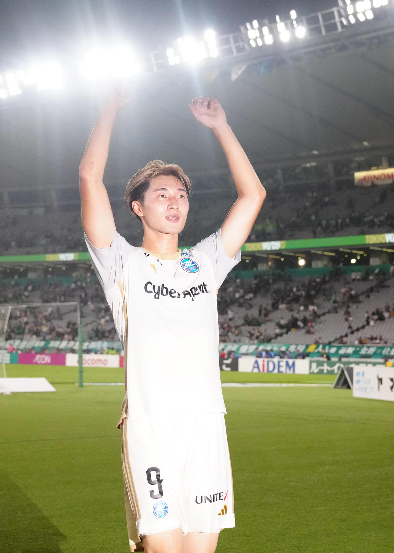 東京V対町田　試合後、サポーターにあいさつする町田藤尾（撮影・狩俣裕三）
