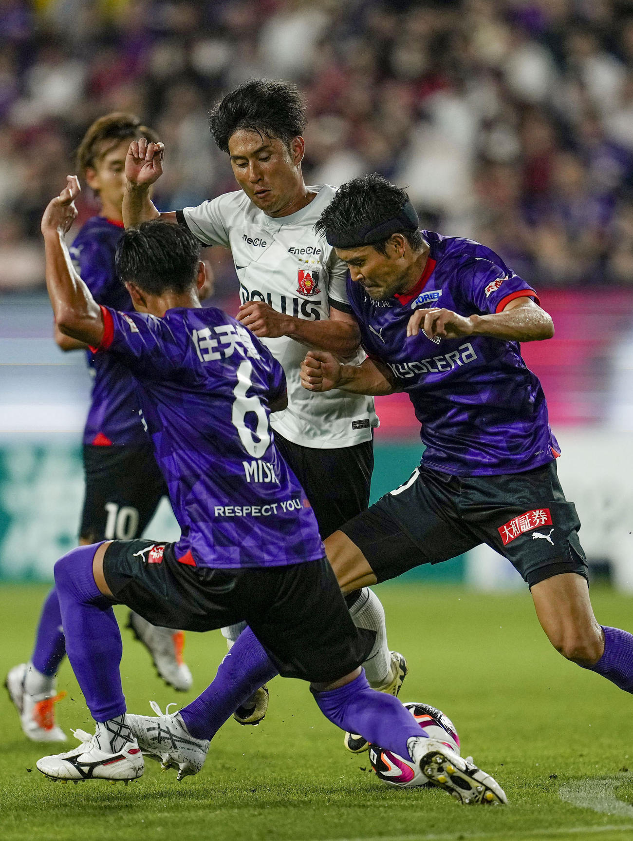後半、競り合う京都・鈴木義（右）と浦和・関根（共同）