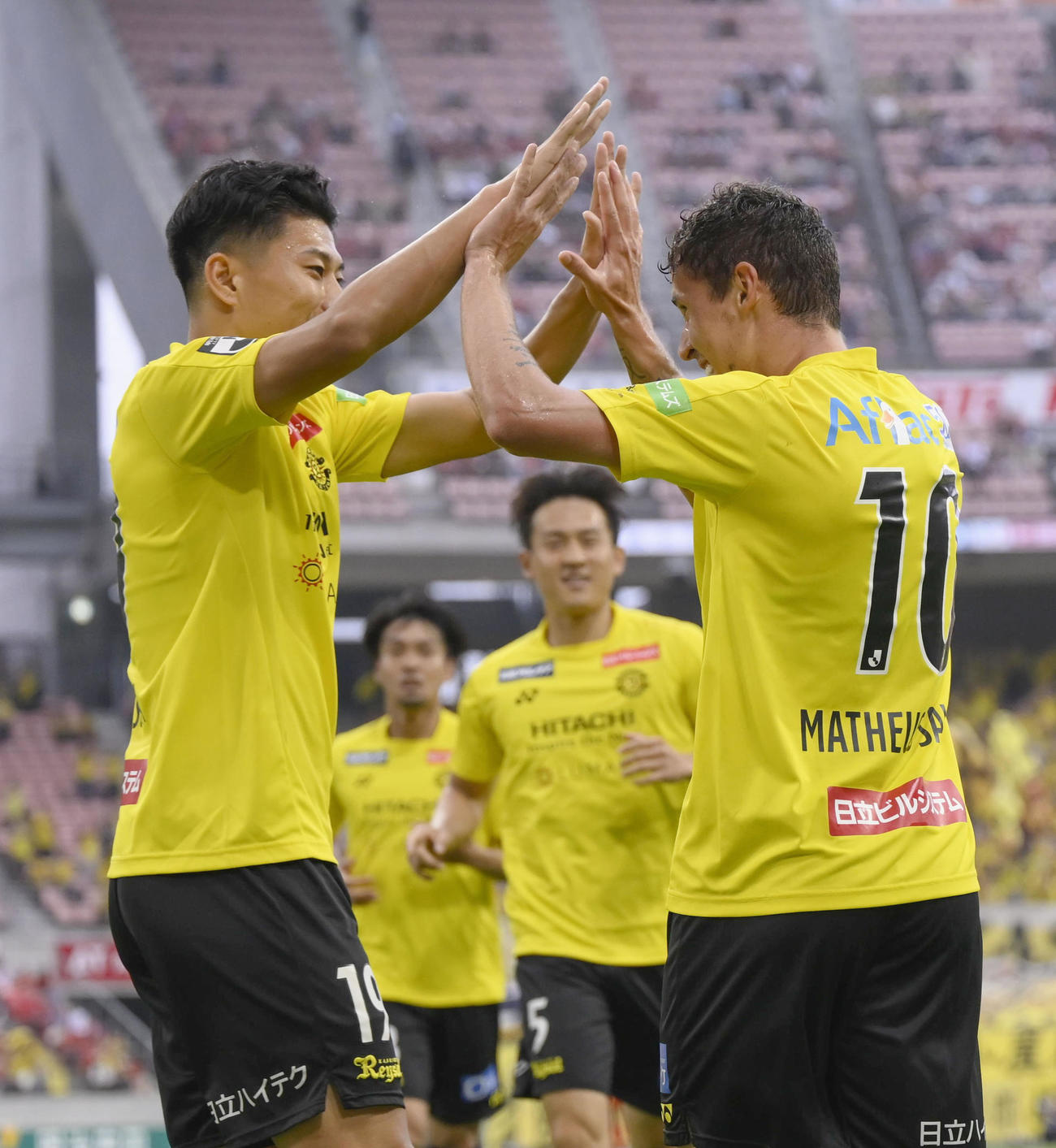 名古屋－柏　前半、先制ゴールを決めた柏マテウス・サヴィオ（右）は、細谷とタッチする（共同）