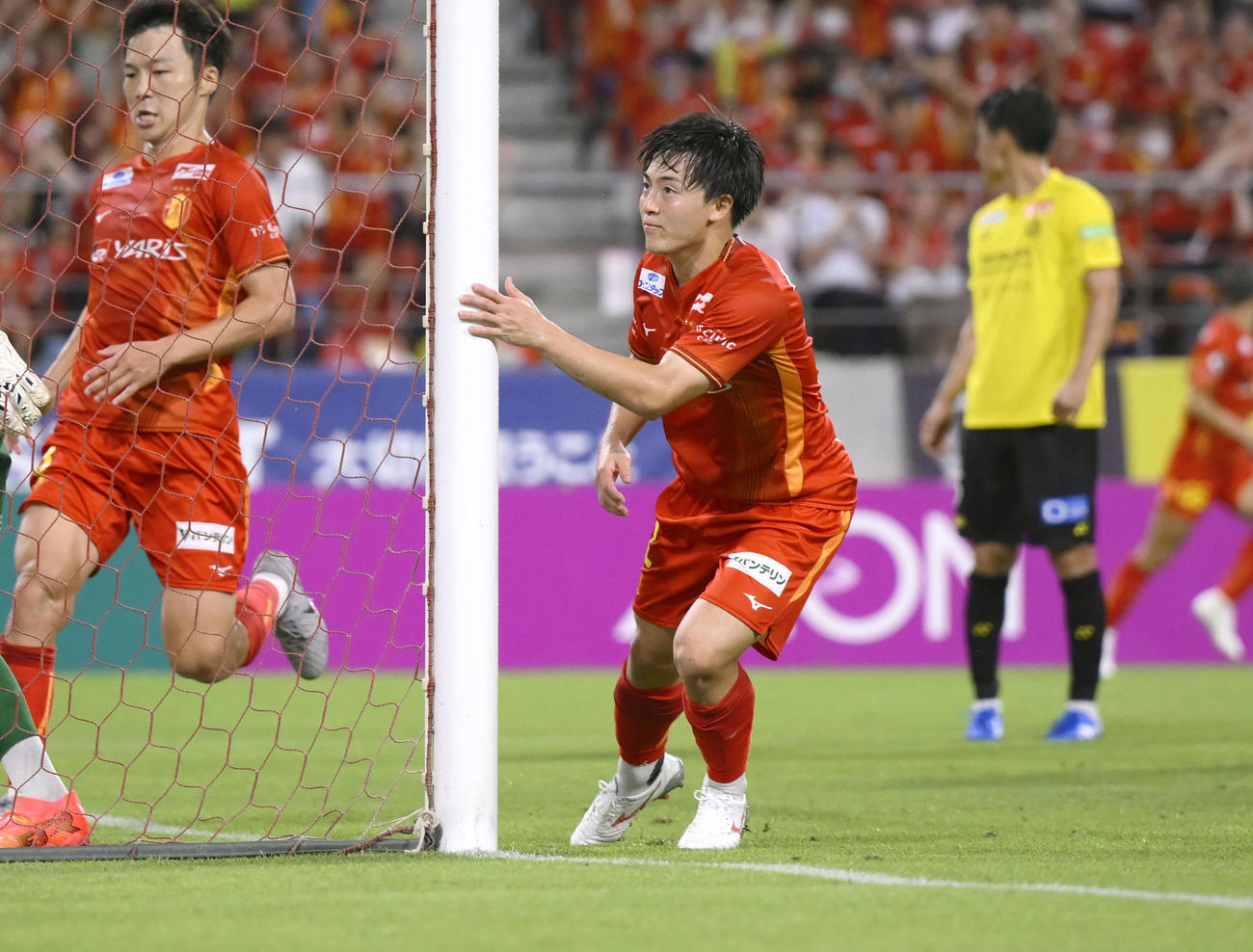名古屋対柏　後半、同点ゴールを決め駆け出す名古屋・相馬（共同）