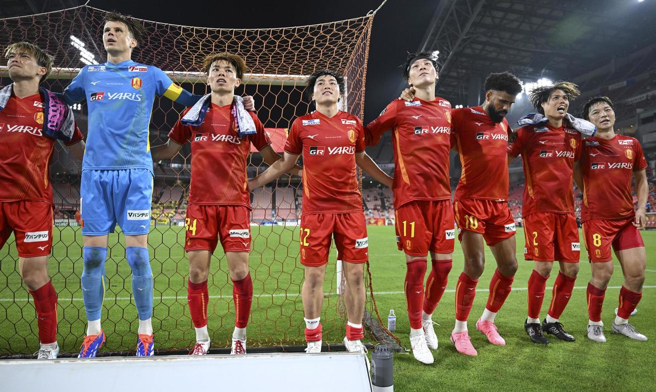 柏戦の逆転勝ちをサポーターとともに喜ぶ相馬（左から4人目）ら名古屋イレブン（共同）