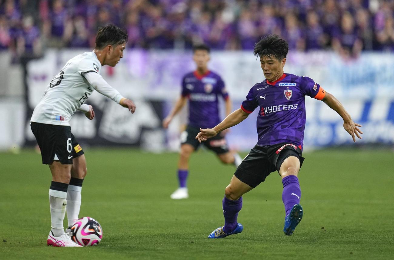 浦和大畑（左）をマークする京都川崎（共同）