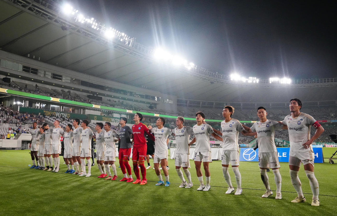 東京V対町田　試合後、サポーターと喜びを分かち合う町田の選手たち（撮影・狩俣裕三）