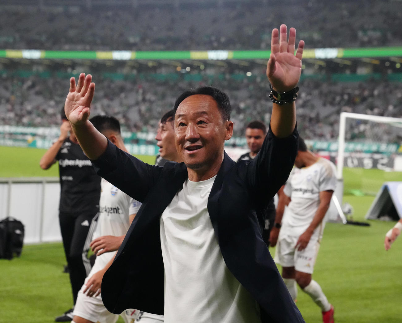 東京V対町田　試合後、サポーターにあいさつする町田の黒田監督（撮影・狩俣裕三）