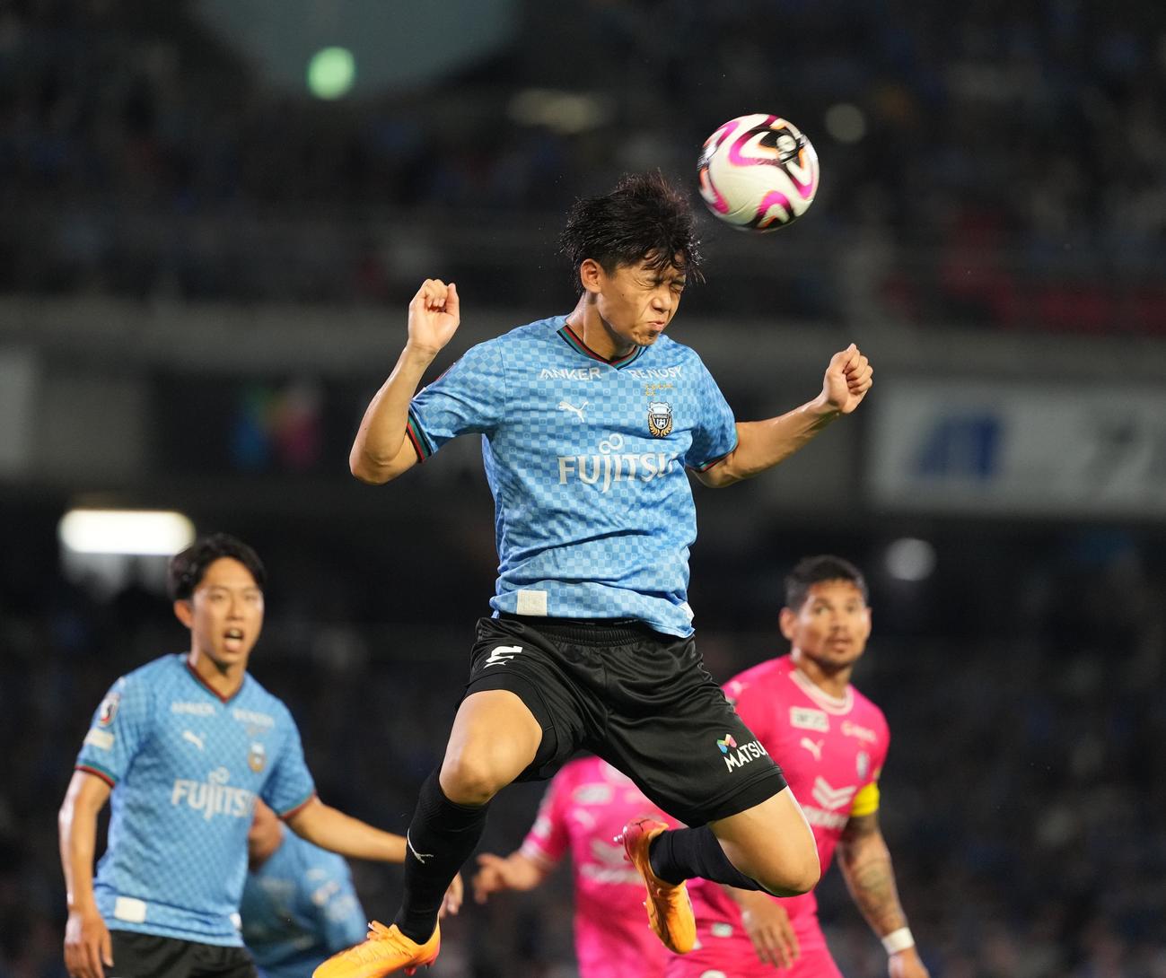 川崎F対C大阪　前半、クリアする川崎F高井(中央)(撮影・井上学)