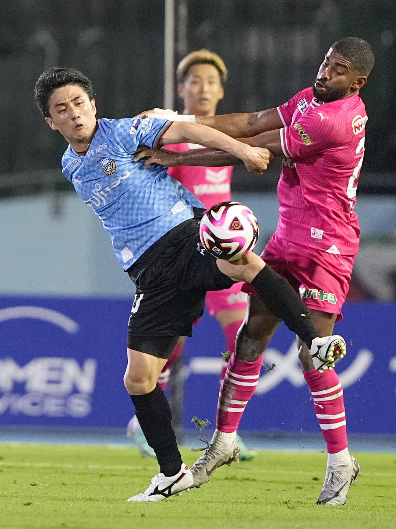 前半、競り合う川崎F大島（左）とC大阪カピシャーバ（共同）