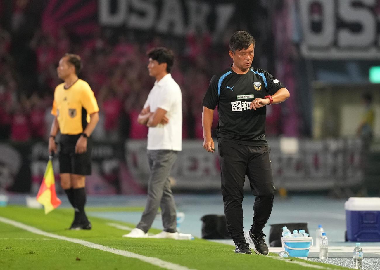 川崎F対C大阪　前半、時計を見る川崎F鬼木監督(撮影・井上学)
