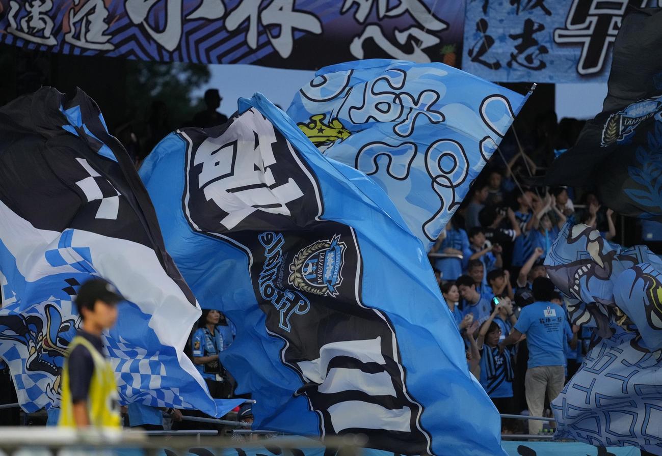 川崎F対C大阪　盛り上がる川崎Fサポーター(撮影・井上学)