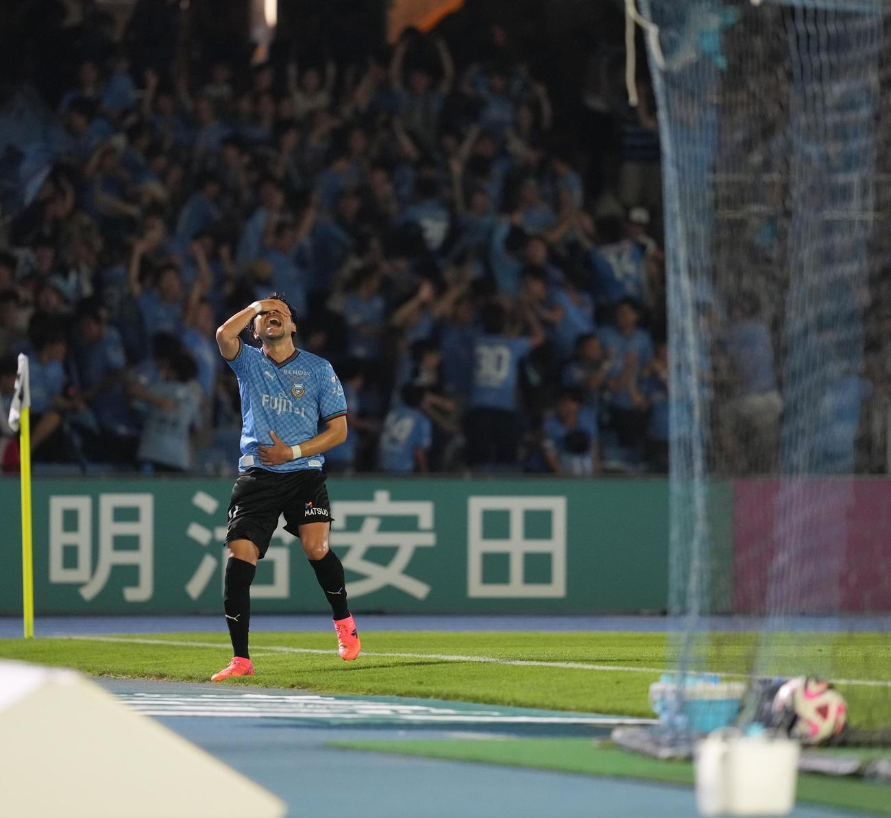 川崎F対C大阪　後半、ゴールを決める川崎F小林。その後ノーゴールとなる(撮影・井上学)