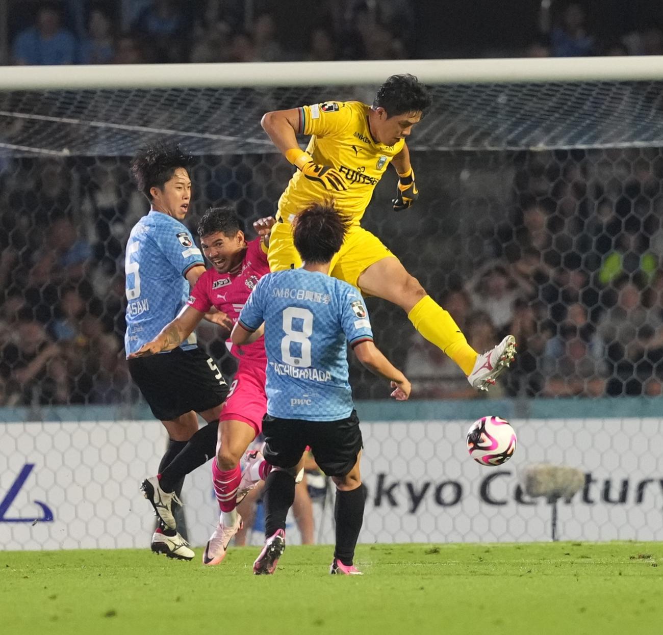 川崎F対C大阪　後半、ゴールを死守する川崎FのGKチョン・ソンリョン(撮影・井上学)