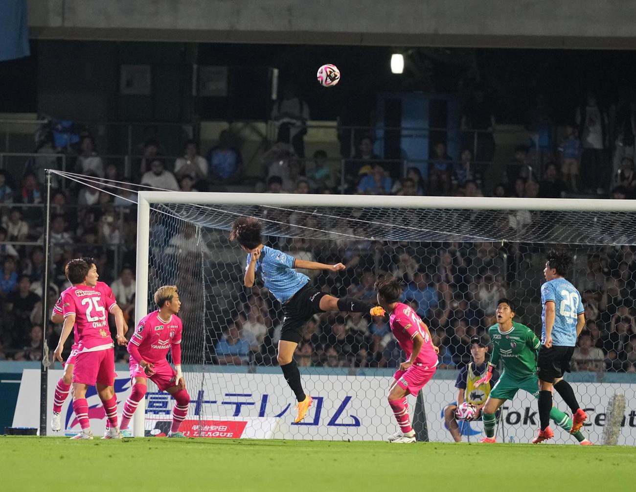 川崎F対C大阪　前半、シュートを放つ川崎F高井(中央)(撮影・井上学)