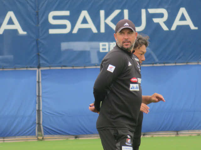 横浜の暫定指揮を執るハッチンソン監督（中央）