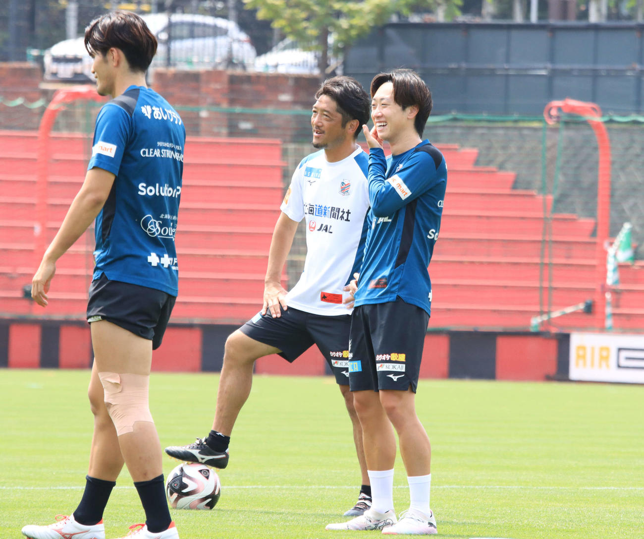 琉球から札幌に加入した白井（右）（撮影・保坂果那）