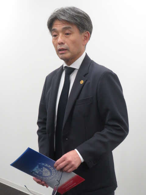 キューウェル監督解任について説明する横浜の中山昭宏社長