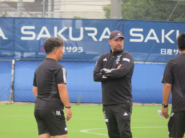 横浜の暫定指揮を執るハッチンソン監督（中央）