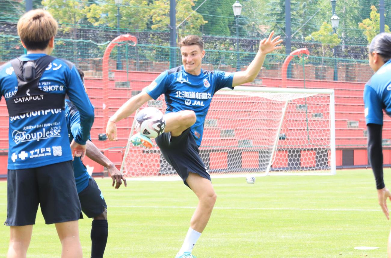 ボール回しに参加する札幌ジョルディ・サンチェス（撮影・保坂果那）