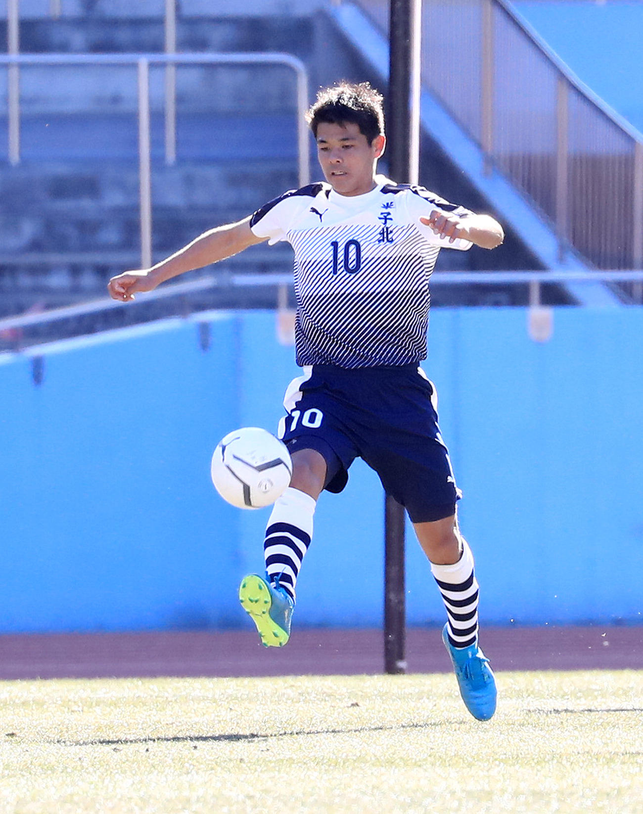 第96回全国高校サッカー3回戦　一条対米子北　後半、ボールをキープする米子北・佐野海舟（2018年1月3日撮影）