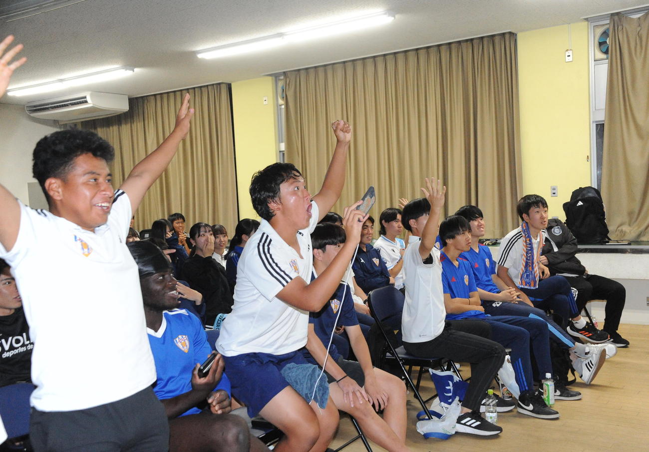 校内から声援を送るJAPANサッカーカレッジの学生たち（撮影・小林忠）