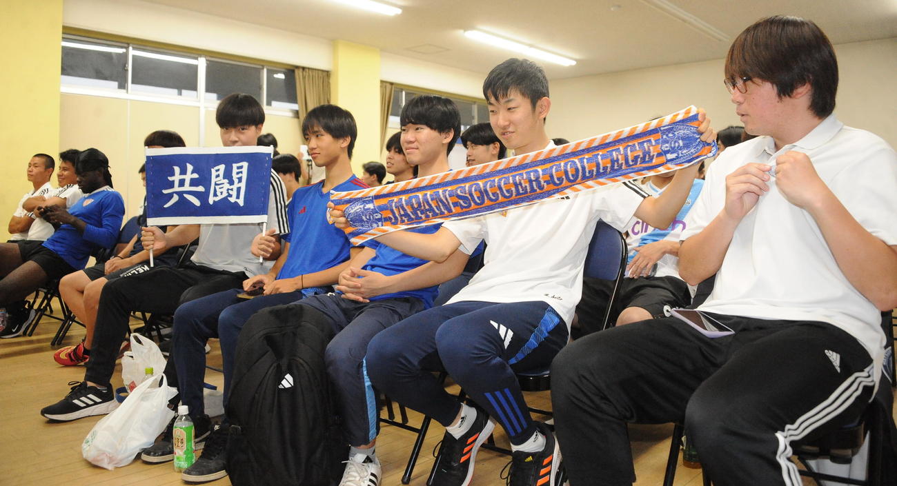 試合開始を待つJAPANサッカーカレッジの専門学校生（撮影・小林忠）