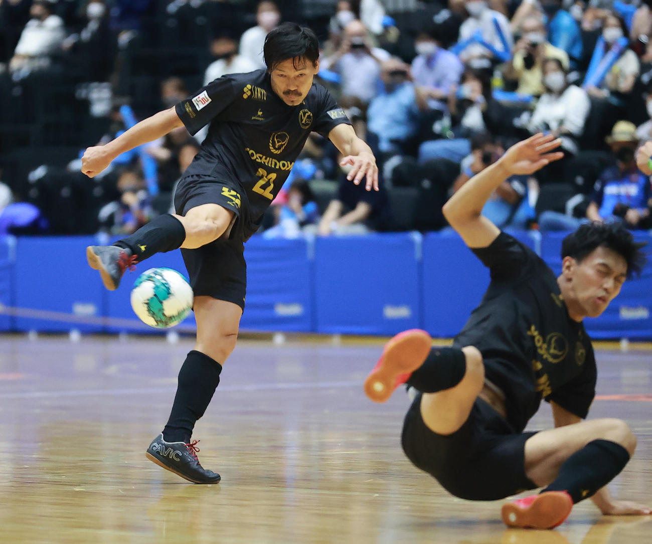 21年10月、Fリーグデビュー戦でシュートを放つ松井大輔（左）