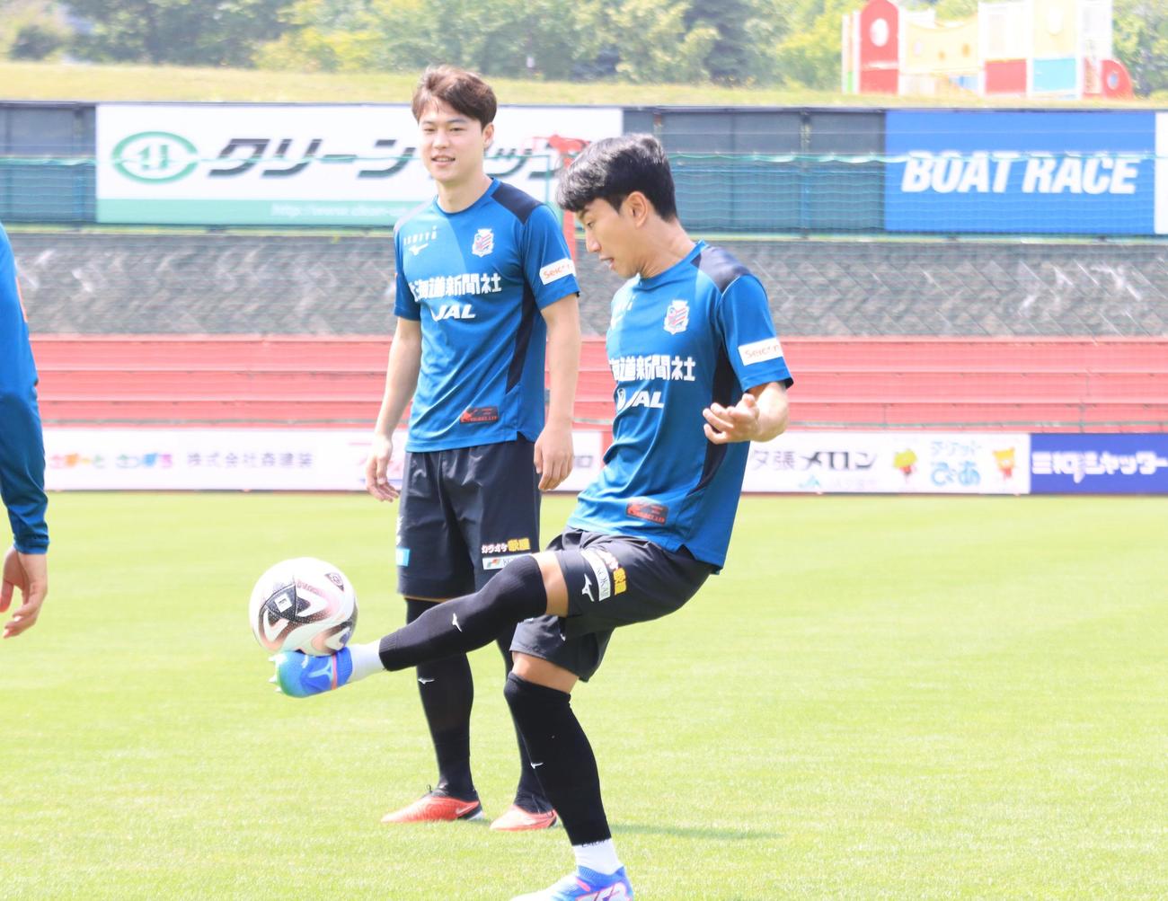 チームに合流した札幌パク・ミンギュ（手前）（撮影・保坂果那）