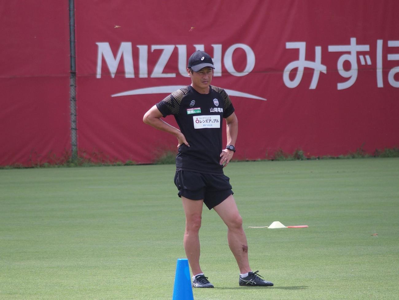 2024年7月16日　練習を見守る神戸の吉田孝行監督