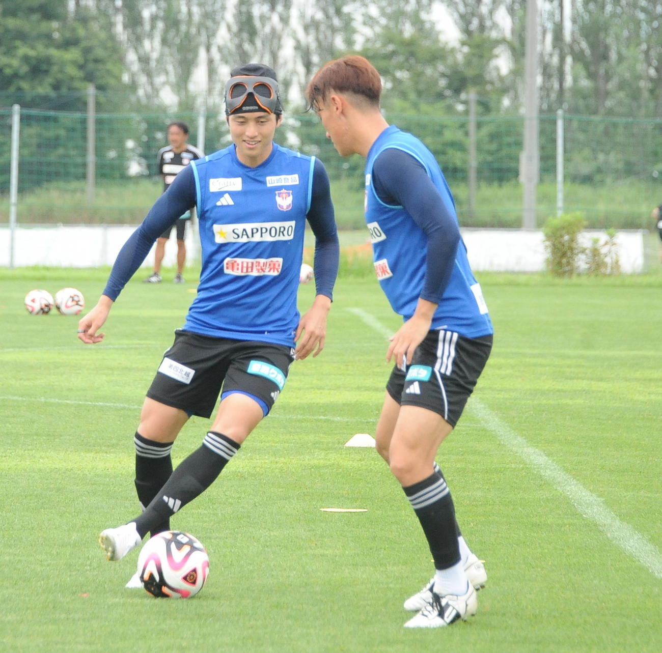 C大阪戦前日練習でドリブルする宮本（左）（撮影・小林忠）