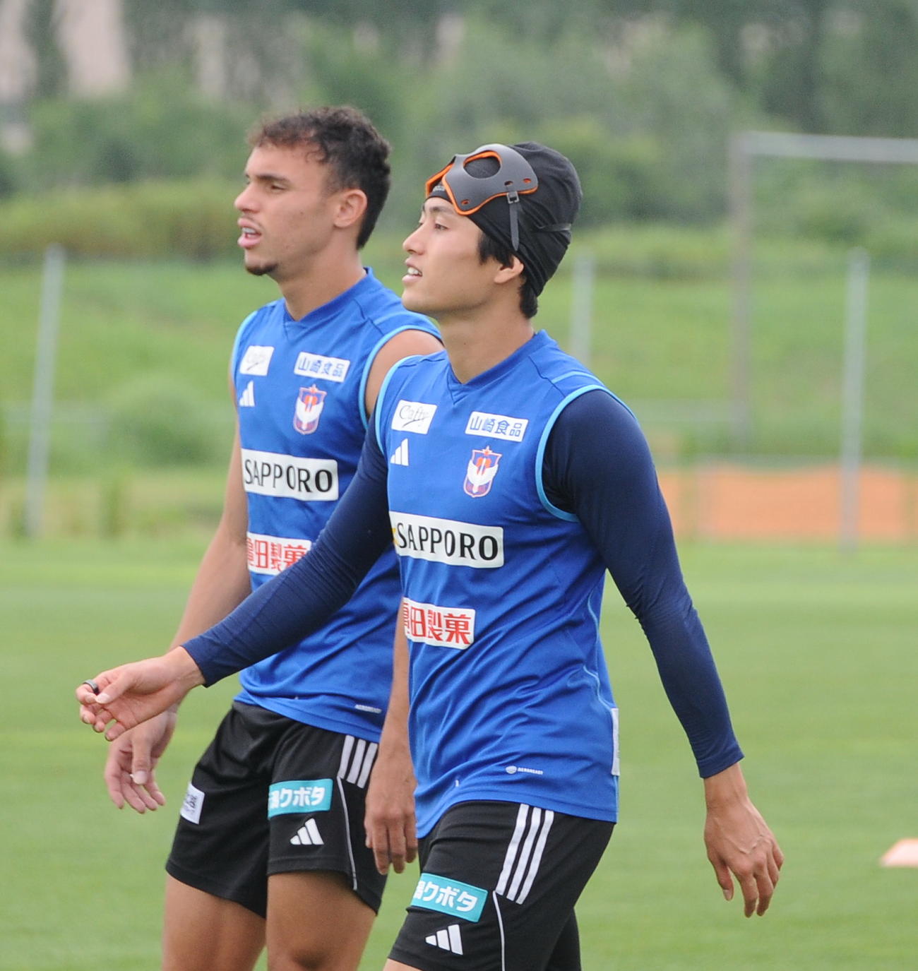 C大阪戦前日練習に参加する宮本（右）（撮影・小林忠）